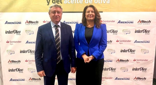 La consejera anuncia el impulso de la Estrategia del Olivar y la licitación del Centro de Referencia del Aceite