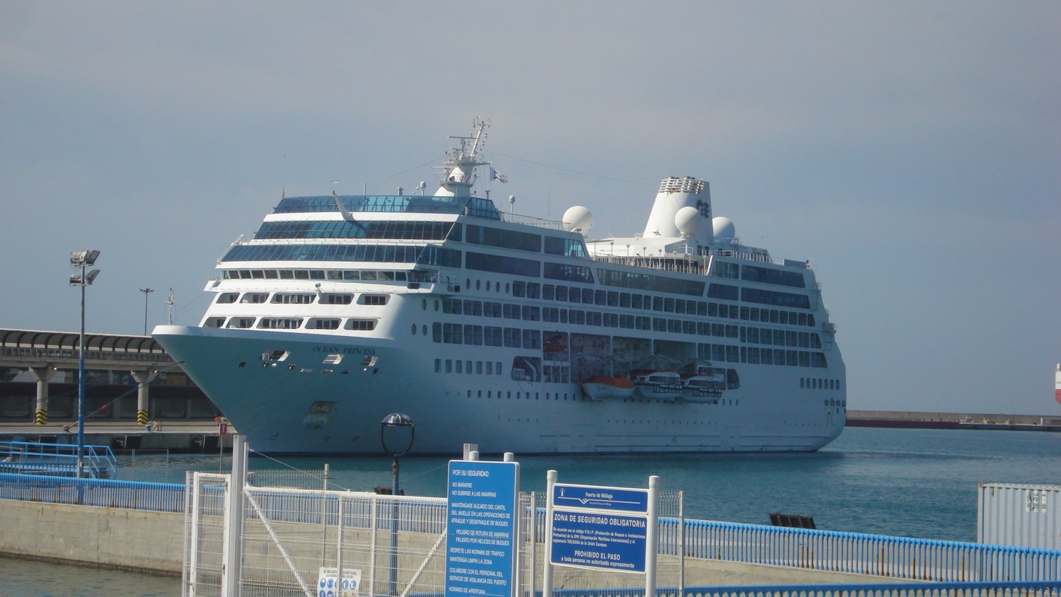 El buque de crucero 'Ocean Princess' hace escala por primera vez en el puerto de Málaga