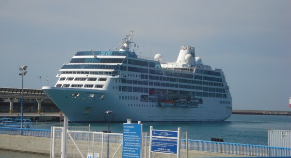 El buque de crucero 'Ocean Princess' hace escala por primera vez en el puerto de Málaga