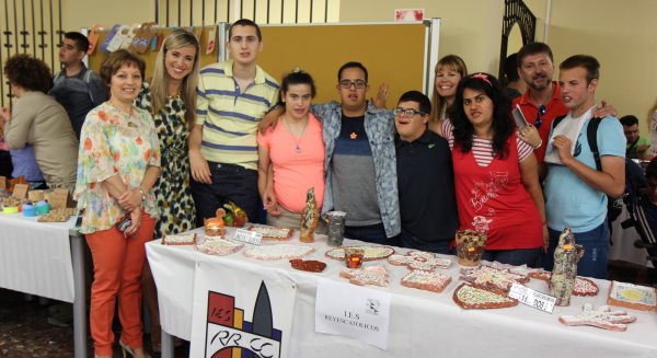 Alumnos con necesidades educativas especiales dan a conocer su producción artesana