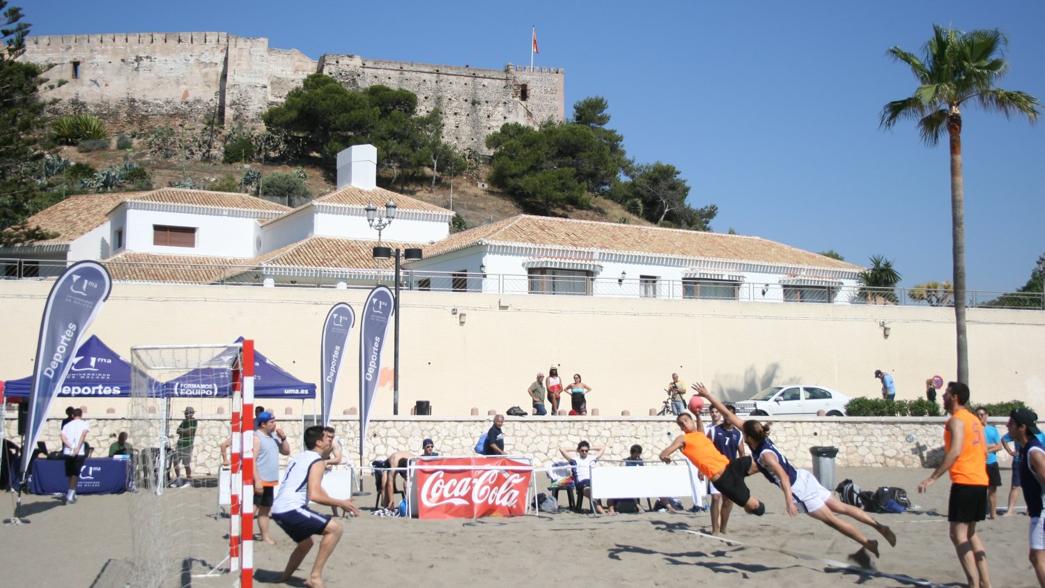 La UMA comienza con victorias en el campeonato universitario de balonmano playa