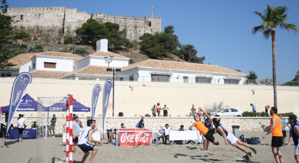 La UMA comienza con victorias en el campeonato universitario de balonmano playa