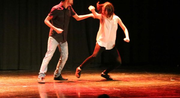 Alumnos de la UMA interpretan la obra 'Quiéreme Bien', una iniciativa por la igualdad