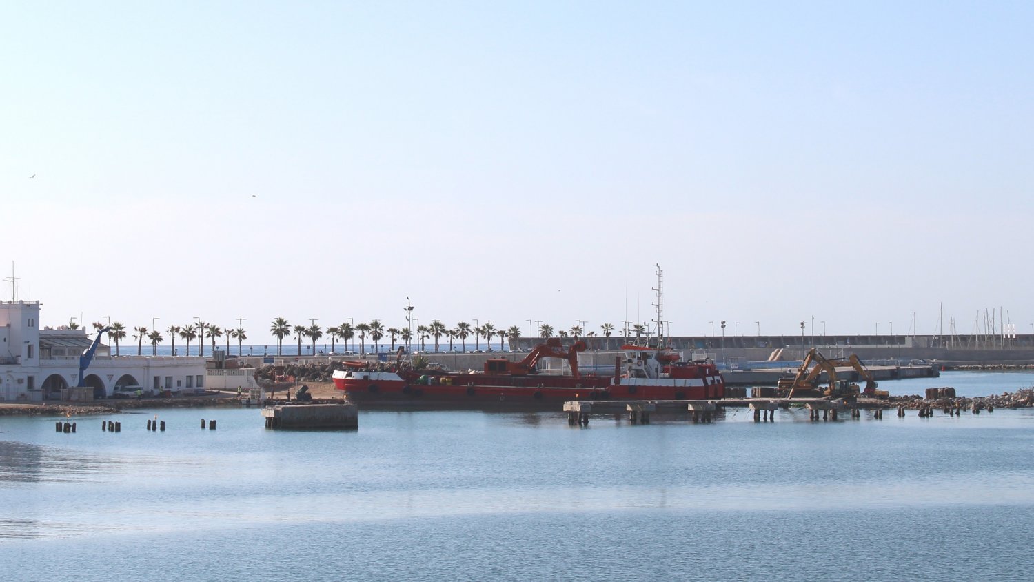 Llega al puerto la draga ‘Ardenza’ para trabajar en las obras de mejora de acceso a las dársenas interiores
