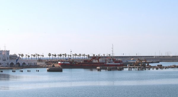 Llega al puerto la draga ‘Ardenza’ para trabajar en las obras de mejora de acceso a las dársenas interiores