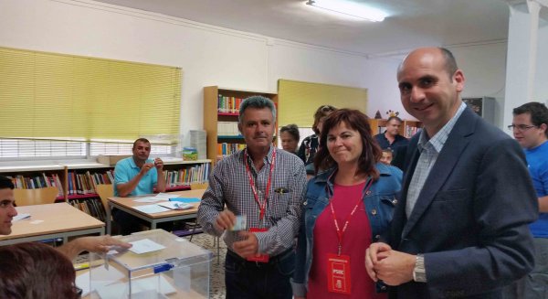 Conejo anima a votar a los ciudadanos, que 