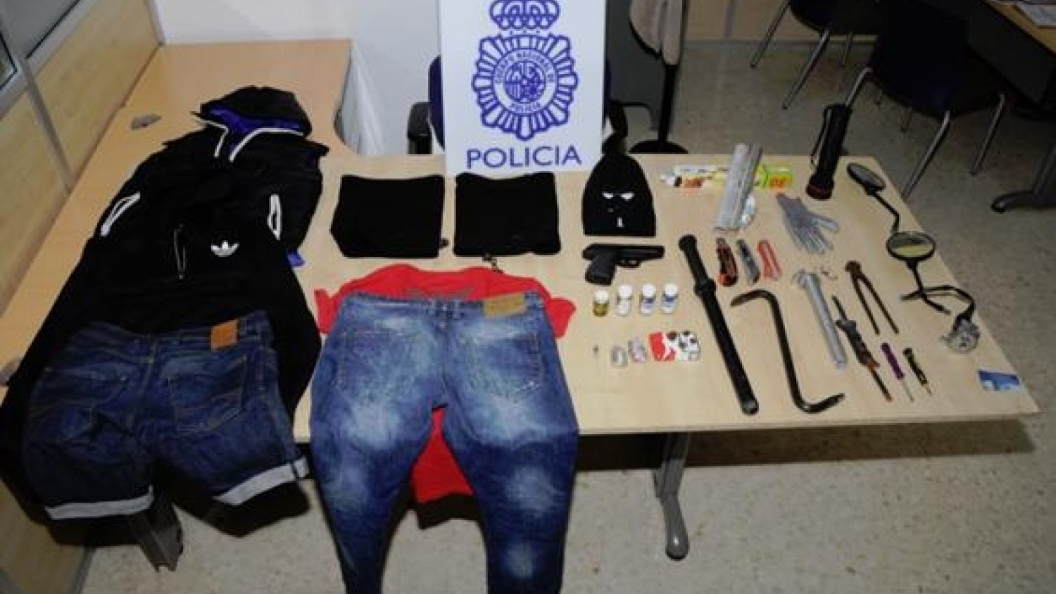 La Policía Nacional detiene a tres personas por robar en un locutorio