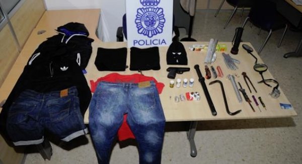 La Policía Nacional detiene a tres personas por robar en un locutorio