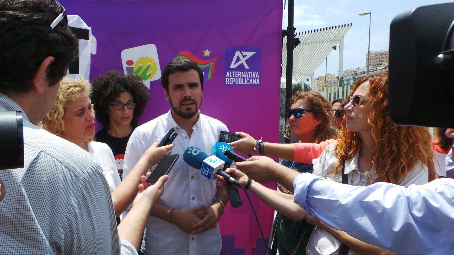 Garzón rechaza pactos 