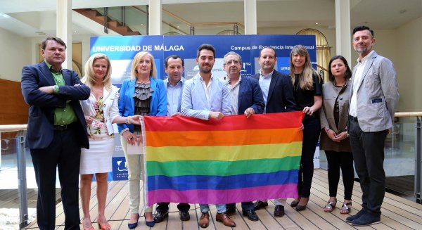 La UMA lanza un mensaje de tolerancia e igualdad con la lectura del manifiesto contra la homofobia