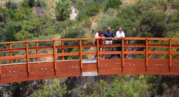 La Diputación concluye la segunda fase de la pasarela peatonal junto al río Guadalmina en Benahavís