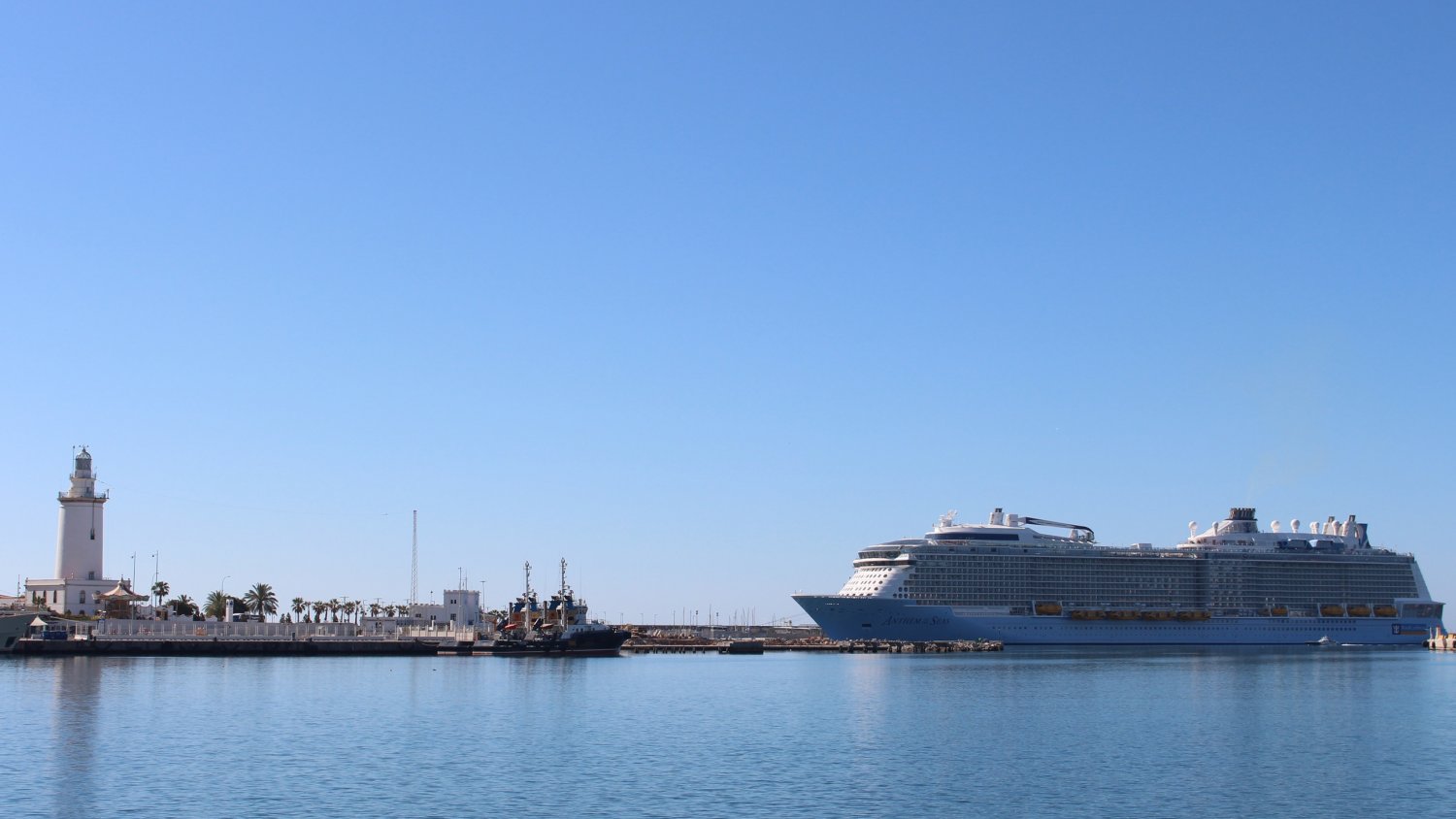 El moderno buque de crucero 'Anthem of the Seas' llega al Puerto de Málaga