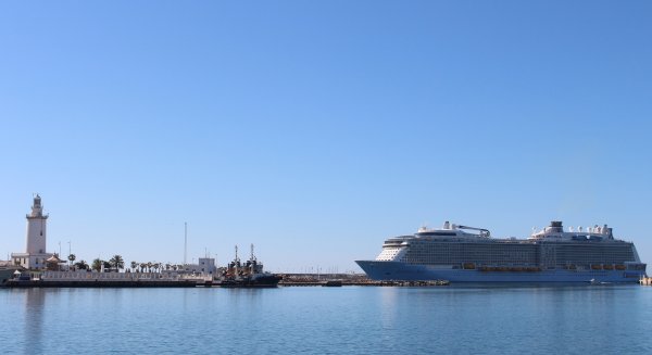 El moderno buque de crucero 'Anthem of the Seas' llega al Puerto de Málaga