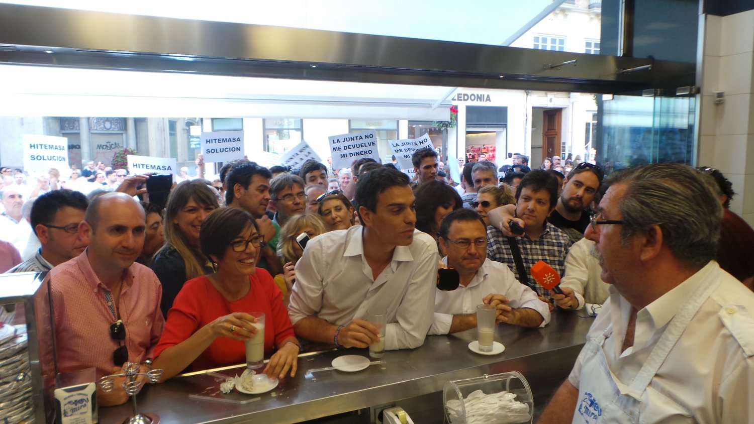 Pedro Sánchez pasea por el centro de Málaga entre reproches de extrabajadores de Hitemasa