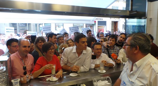 Pedro Sánchez pasea por el centro de Málaga entre reproches de extrabajadores de Hitemasa