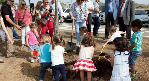 La UMA incorpora un centenar de nuevos árboles a su 'Bosque del conocimiento'