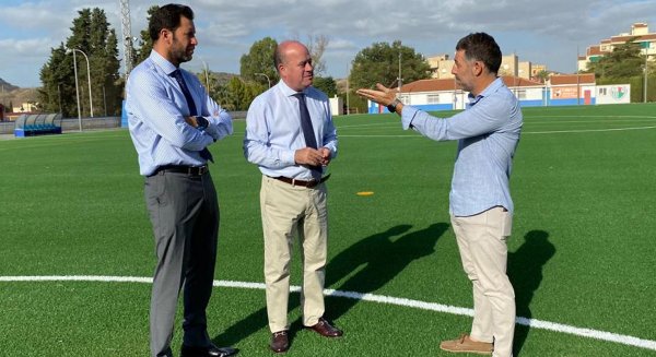 Concluidos los trabajos de instalación del nuevo césped artificial del Estadio Ciudad de Antequera