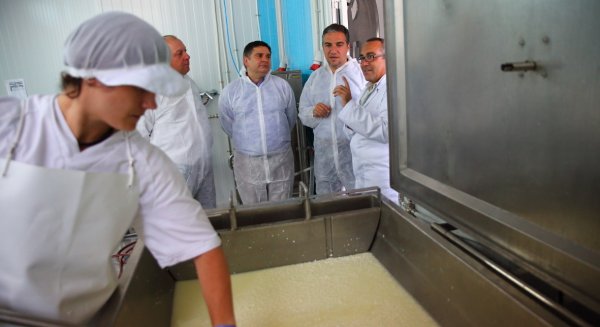 La Diputación entrega la placa Sabor a Málaga a Productos de la Cabra Malagueña