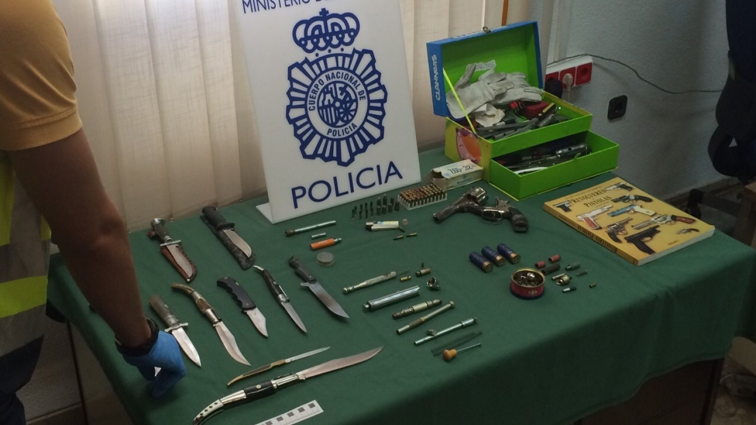 La Policía Nacional interviene en un piso un revólver y cinco bolígrafos pistola demontados