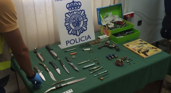 La Policía Nacional interviene en un piso un revólver y cinco bolígrafos pistola demontados