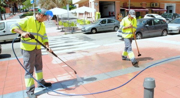 El Ayuntamiento de Estepona retirará unos 9.000 chicles mensuales en una campaña de limpieza
