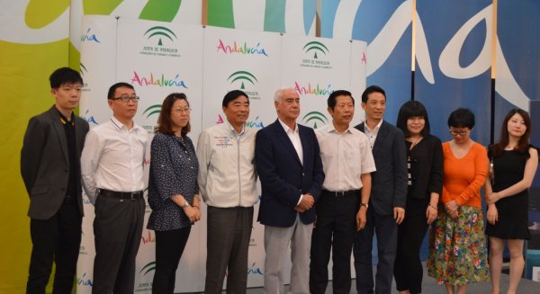 La Junta se compromete a aumentar la promoción de Andalucía en China para atraer más turistas
