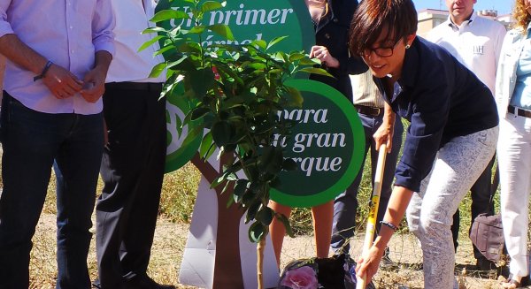 Gámez creará un gran parque público de Málaga en los terrenos de Repsol