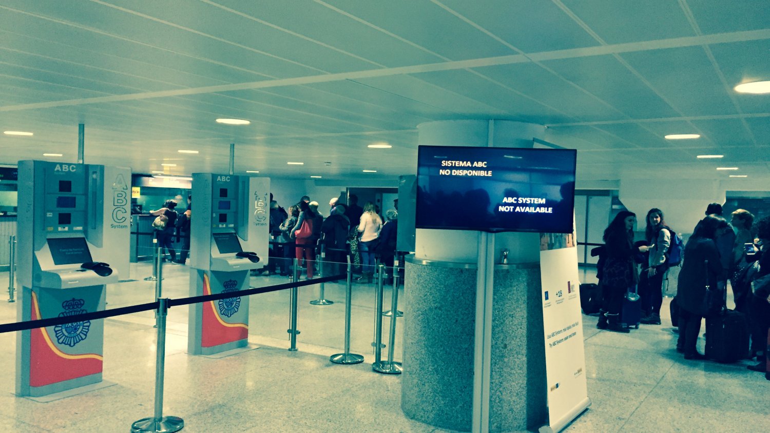 El sistema de seguridad y control del aeropuerto provoca largas colas al estar fuera de servicio