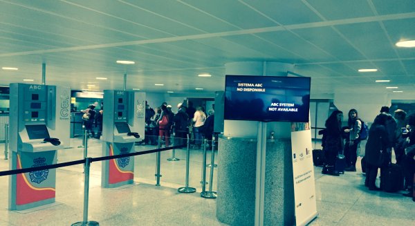 El sistema de seguridad y control del aeropuerto provoca largas colas al estar fuera de servicio