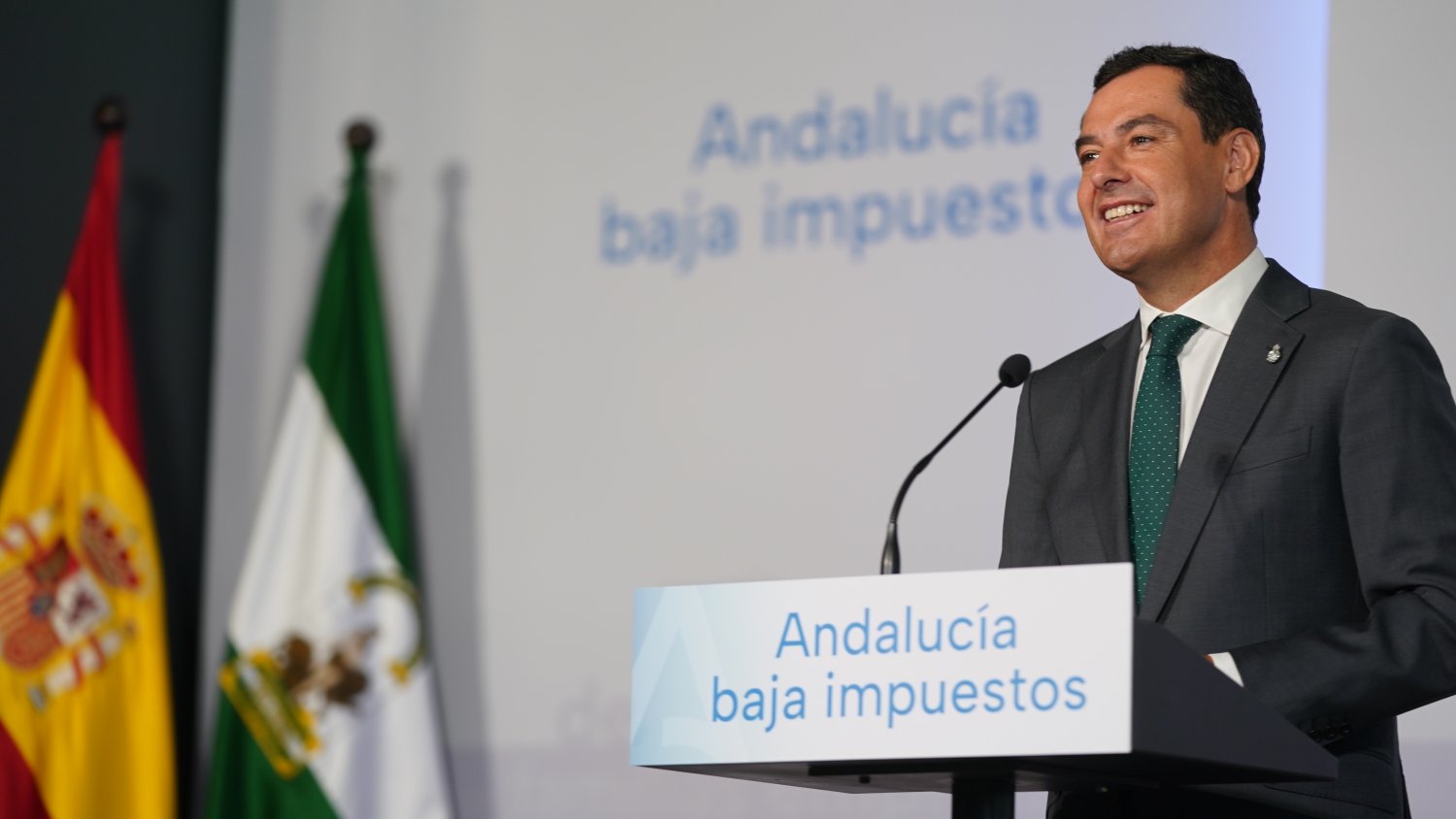 Moreno firma el decreto de rebaja fiscal que convierte a Andalucía en la segunda comunidad con menos impuestos