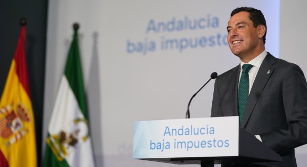Moreno firma el decreto de rebaja fiscal que convierte a Andalucía en la segunda comunidad con menos impuestos