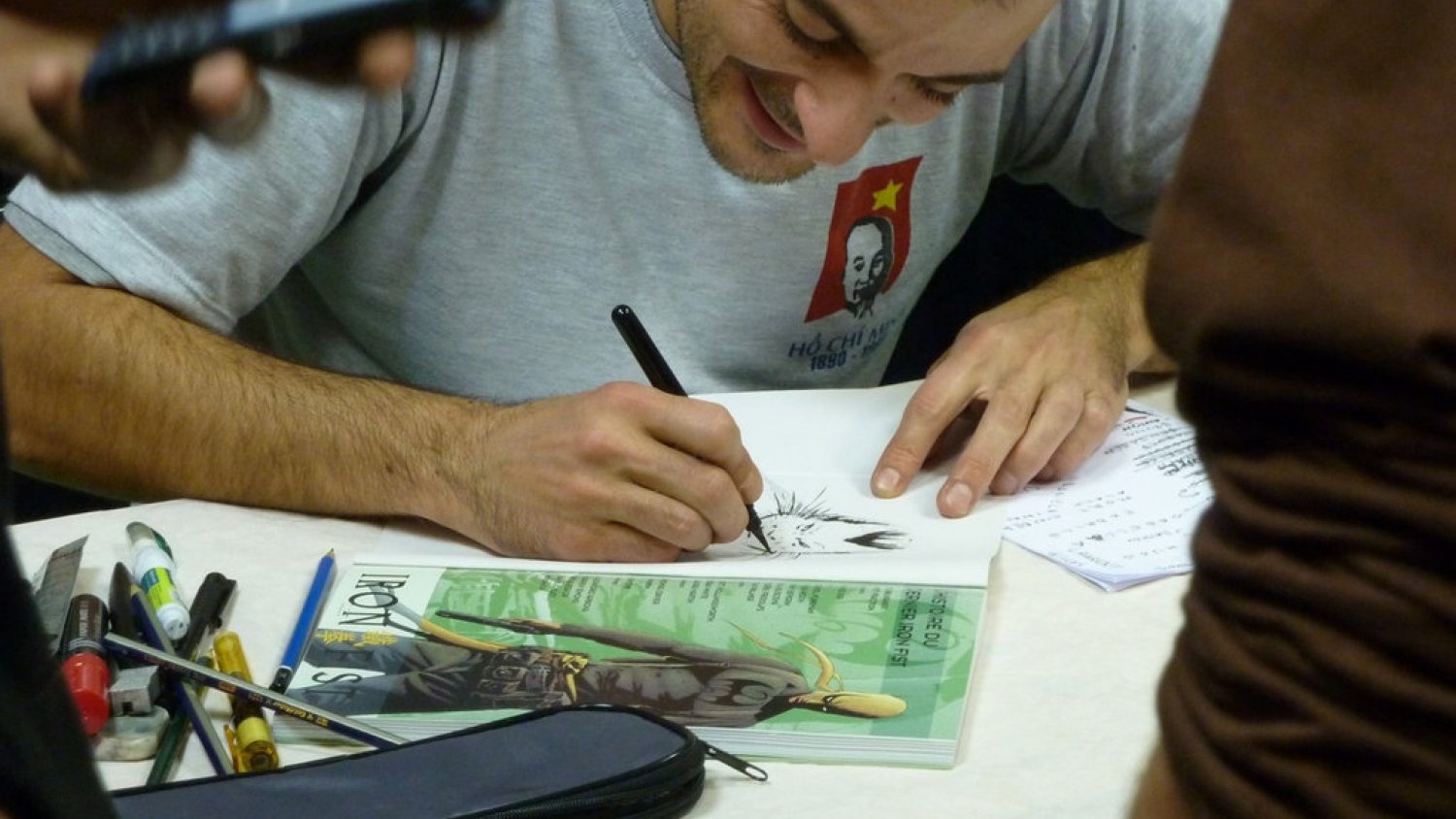El dibujante David Aja protagoniza la sesión de 'La Térmica Cómic'
