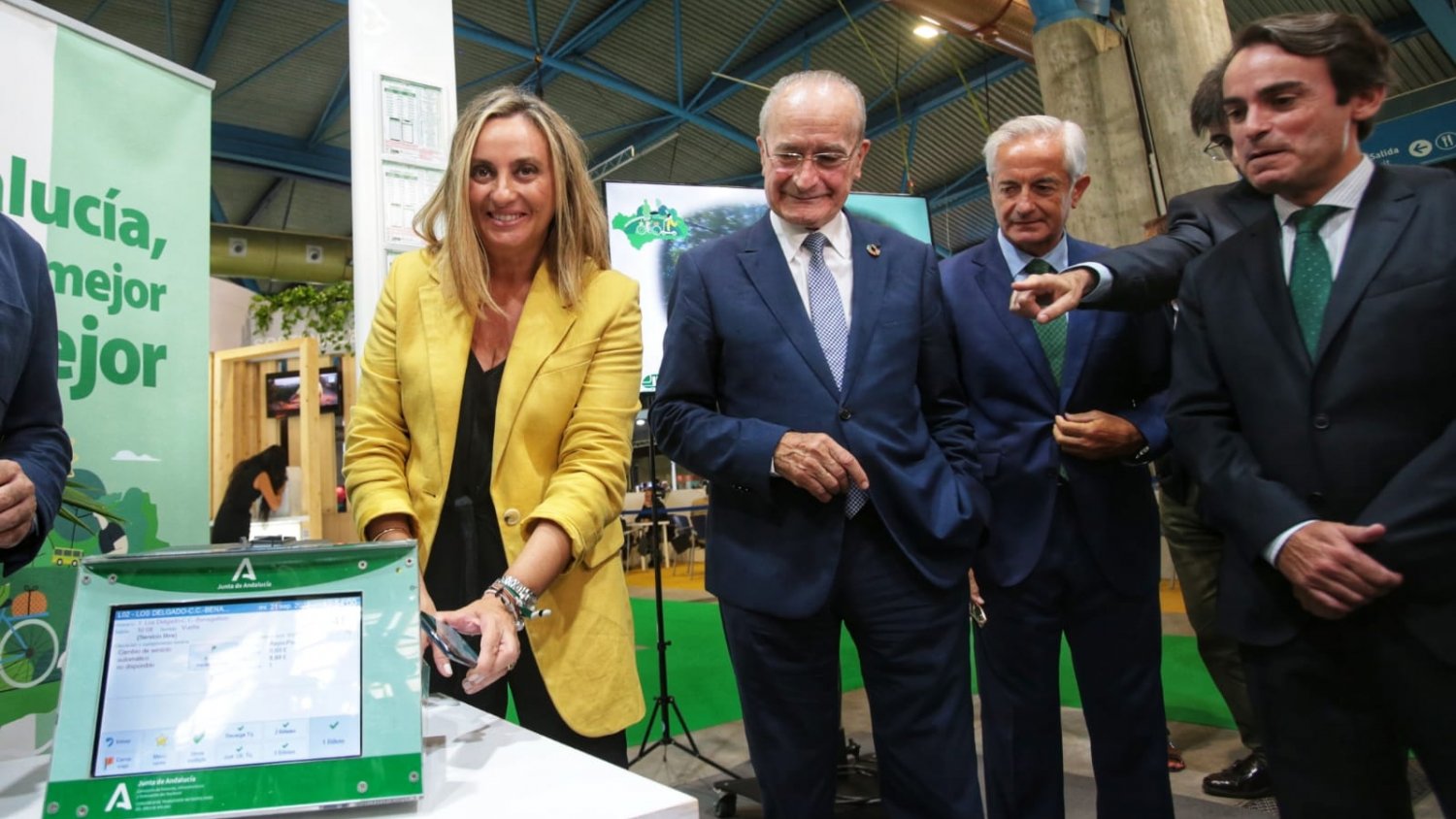 Marifrán Carazo anuncia la puesta en marcha de la tarjeta virtual en el transporte público andaluz