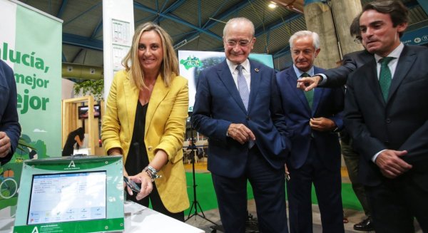 Marifrán Carazo anuncia la puesta en marcha de la tarjeta virtual en el transporte público andaluz