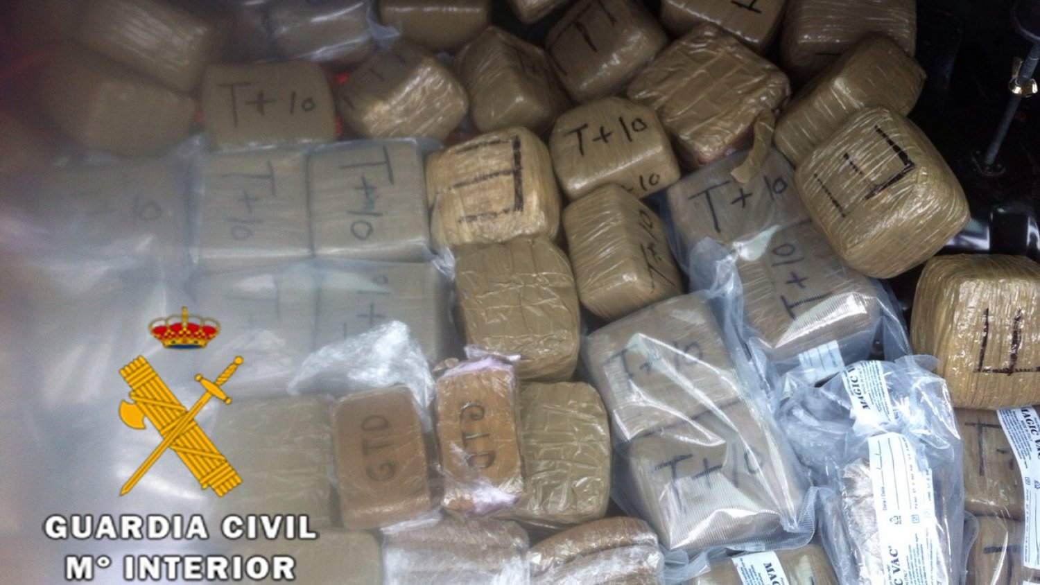 La Guardia Civil incauta 30 kilogramos de hachís escondidos en el deposito de un vehiculo