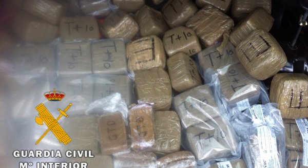 La Guardia Civil incauta 30 kilogramos de hachís escondidos en el deposito de un vehiculo