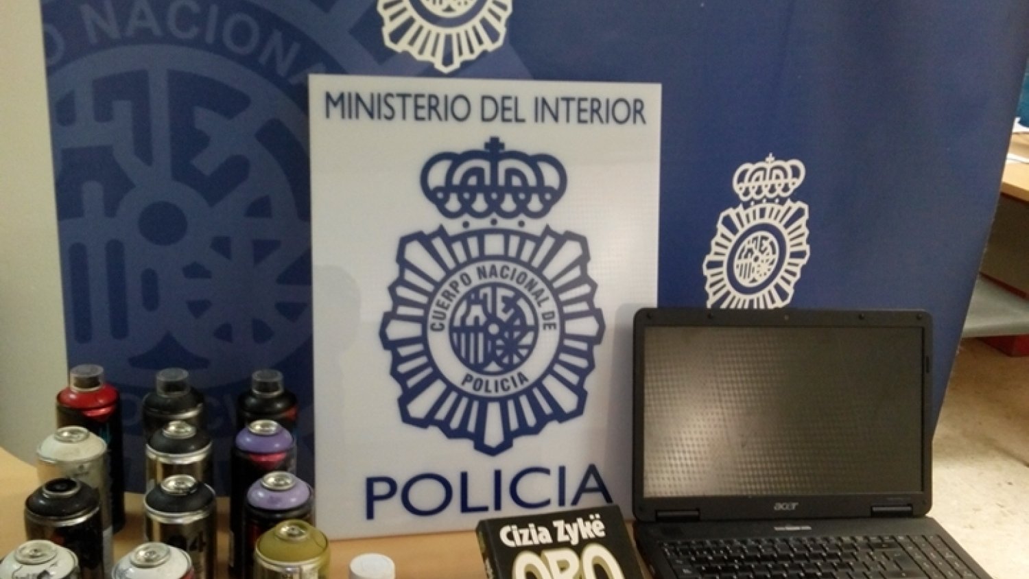 Detenido el joven que pintaba el mobiliario urbano de la capital y Rincón de la Victoria