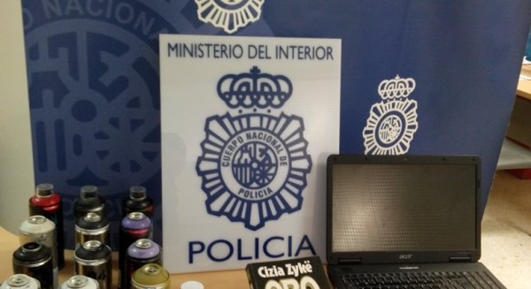 Detenido el joven que pintaba el mobiliario urbano de la capital y Rincón de la Victoria