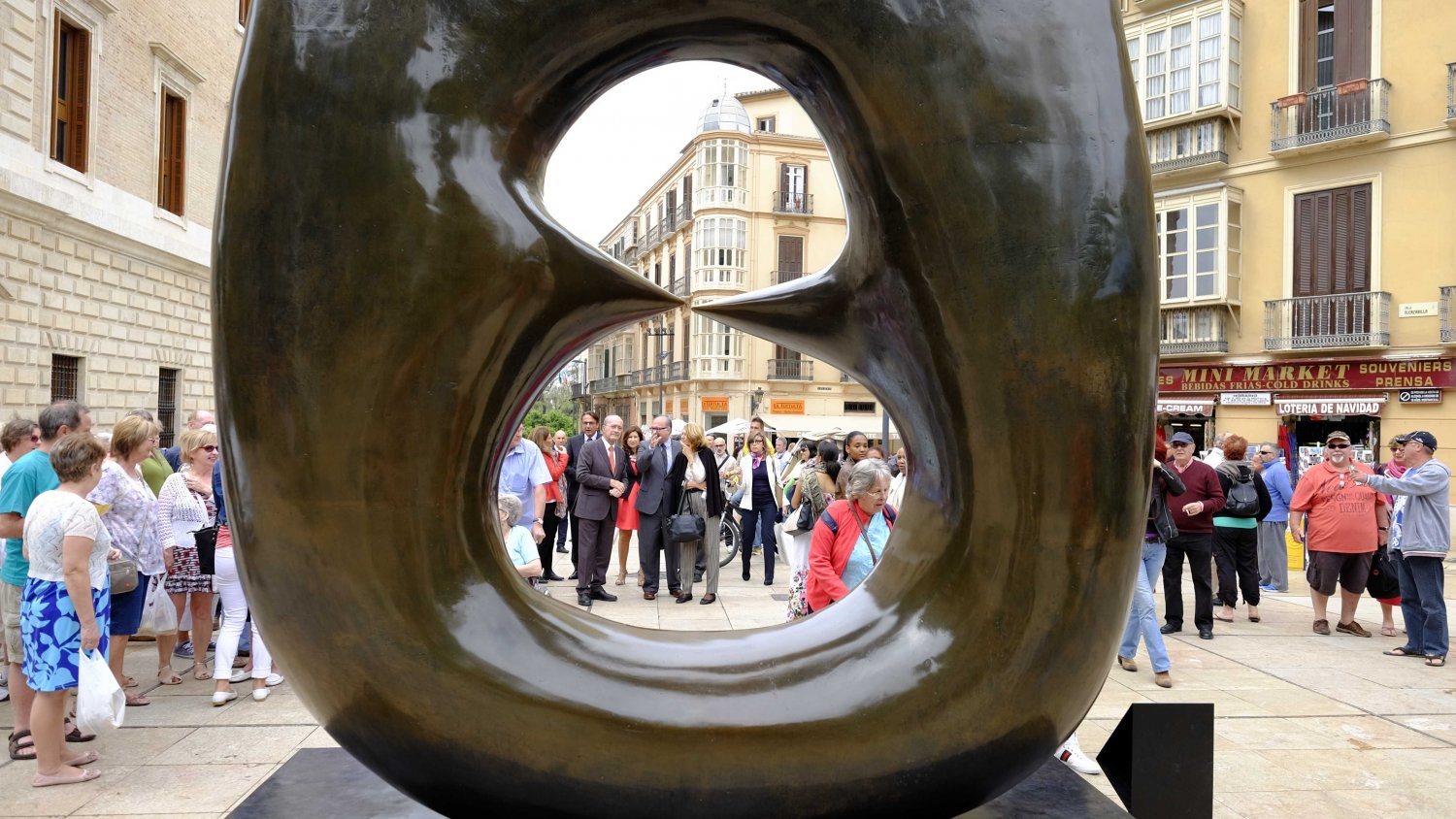 Henry Moore llega a Málaga con esculturas monumentales al aire libre