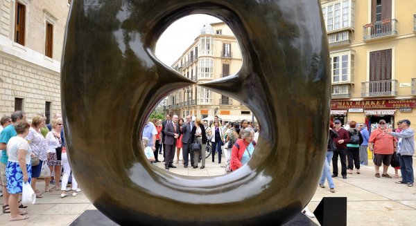 Henry Moore llega a Málaga con esculturas monumentales al aire libre