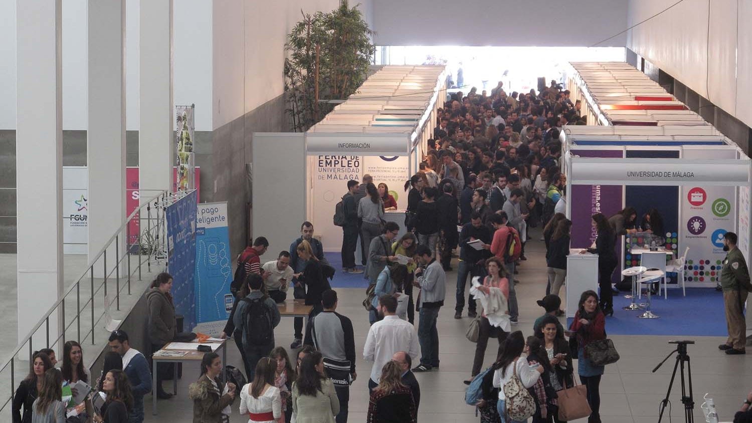 La Feria de Empleo de la UMA atrae a empresas, alumnos y egresados