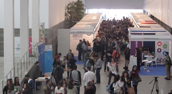 La Feria de Empleo de la UMA atrae a empresas, alumnos y egresados