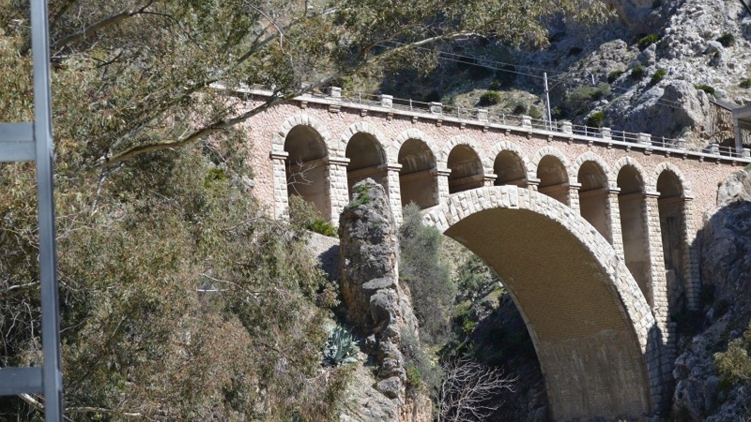 Los autobuses metropolitanos unen los accesos del Caminito del Rey