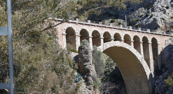 Los autobuses metropolitanos unen los accesos del Caminito del Rey