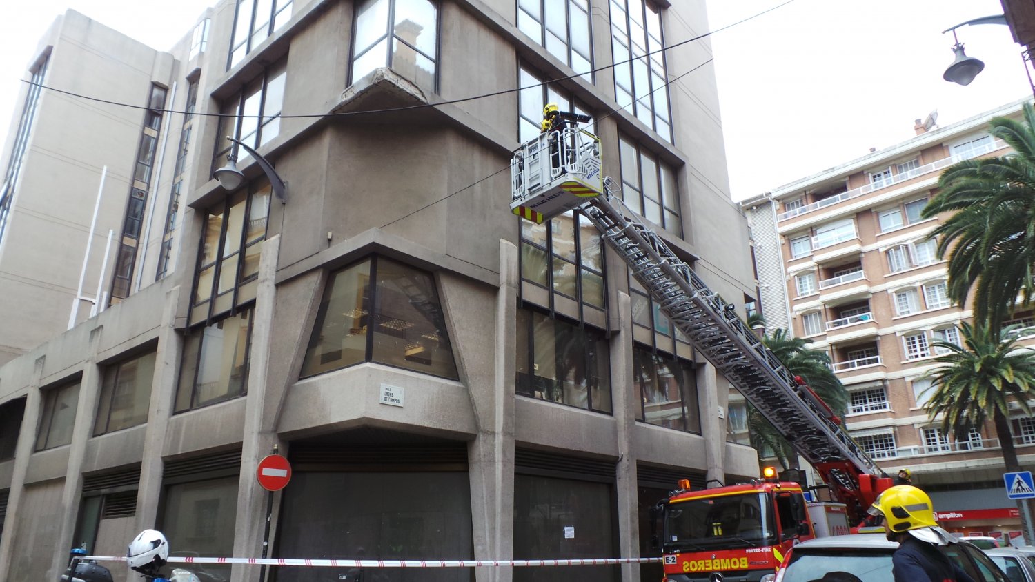 Bomberos intervienen por la caída de parte de una fachada en Málaga