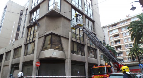 Bomberos intervienen por la caída de parte de una fachada en Málaga