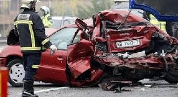 Fallece una persona tras salirse de la vía el vehículo en el que viajaba