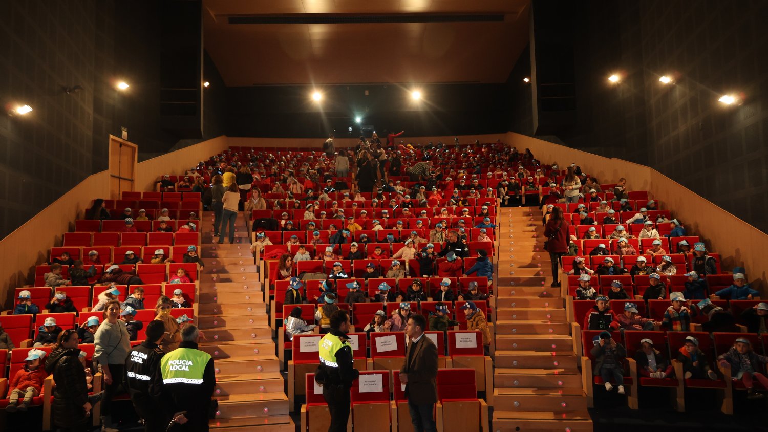 Los escolares de Torrox aprenden seguridad vial con un teatro educativo