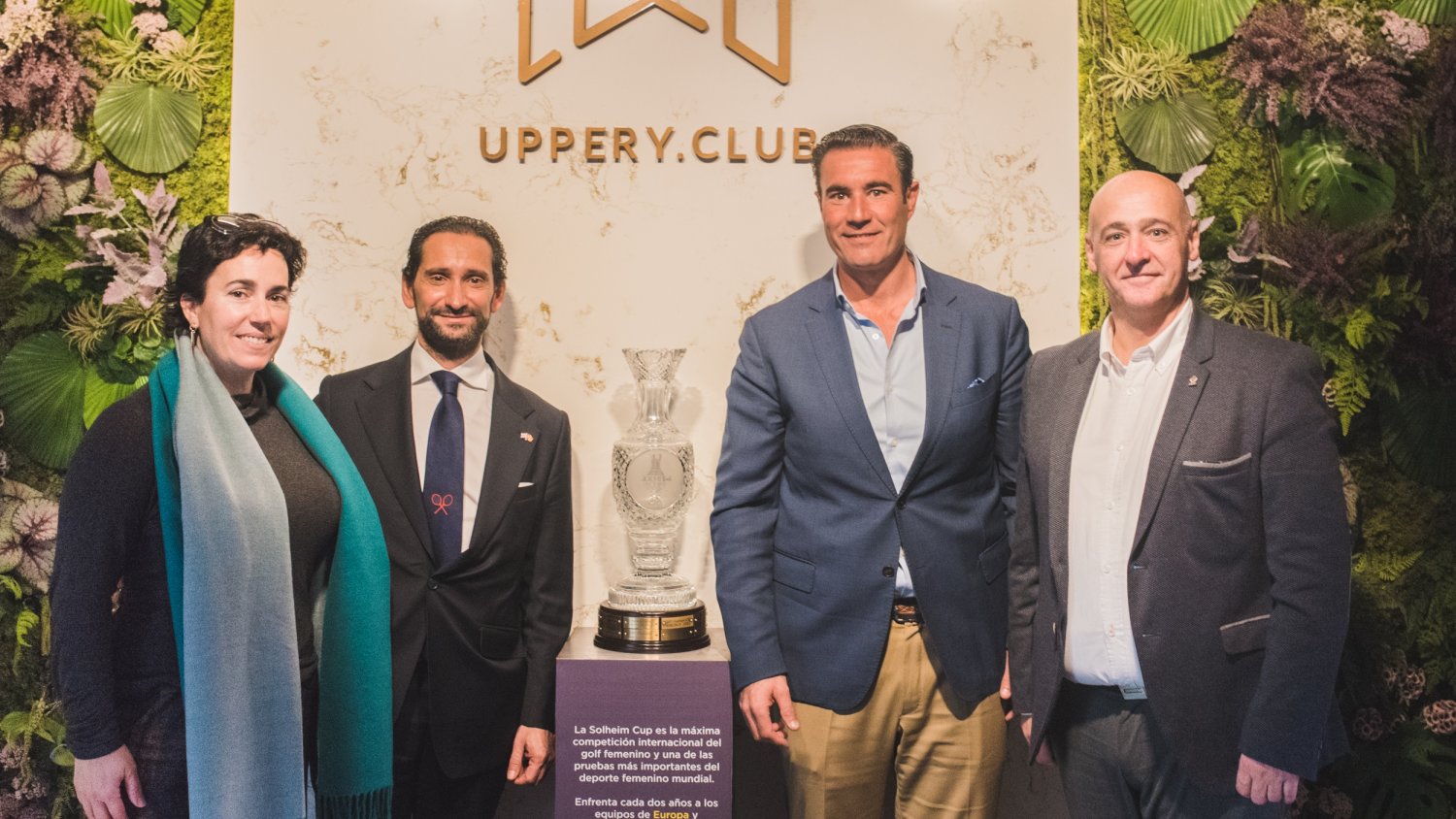 Uppery Club recibe el trofeo de la Solheim Cup en el periplo del viaje de la copa por la provincia