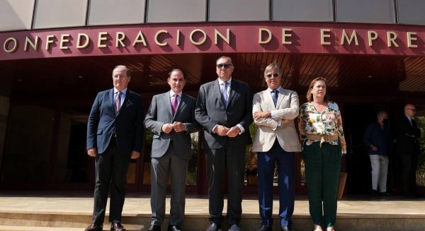 El consejero de Turismo, Cultura y Deporte abre una canal directo de colaboración con los empresarios andaluces